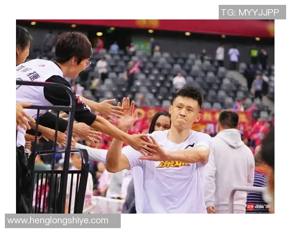 周鹏：从篮球场上的传奇到生活中的榜样，激励无数年轻人追梦之路